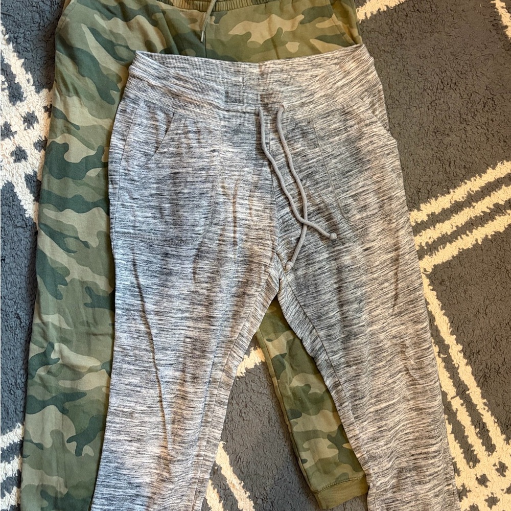 Old Navy Gray and Camouflage womens Joggers